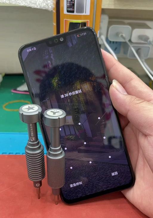 英雄联盟中退屏操作需要按哪个键？